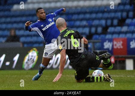 Oldham, Royaume-Uni. 15 février 2020. Oldham, LANCASHIRE - 15 FÉVRIER Gevaro Nepomuceno de Oldham Athletic et Farruend Rawson de Forest Green Rovers pendant le match de Sky Bet League 2 entre Oldham Athletic et Forest Green Rovers au Boundary Park, Oldham le samedi 15 février 2020. (Crédit: Eddie Garvey | MI News) la photographie ne peut être utilisée qu'à des fins de rédaction de journaux et/ou de magazines, licence requise à des fins commerciales crédit: Mi News & Sport /Alay Live News Banque D'Images