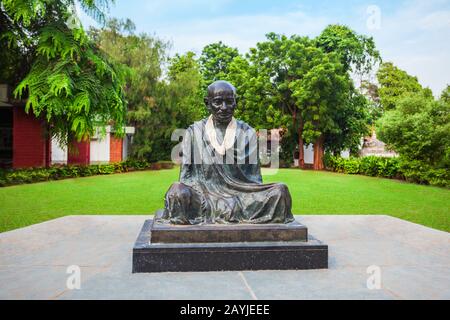 Ahmedabad, INDE - 23 SEPTEMBRE 2019: Statue du Mahatma Gandhi à l'Ashram Sabarmati Gandhi ou Harijan Ashram à Ahmedabad dans l'état du Gujarat De In Banque D'Images