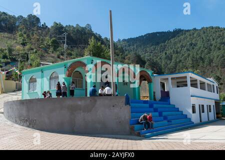 Le Zocalo (place principale) dans le village Mixtec de San Juan Contreras près d'Oaxaca, Mexique. Banque D'Images