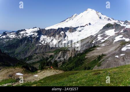 Vue sur le mont Baker depuis la piste de Ptarmigan Ridge, Mt. Baker-Snoqualmie National Forest, Washington, États-Unis Banque D'Images