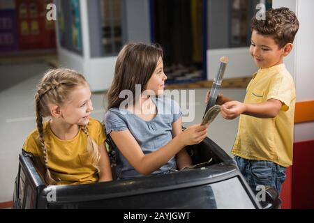 Station-service dans le centre de divertissement pour les enfants. Banque D'Images