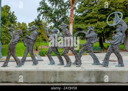 City Park, statue d'orchestre de jazz en laiton au Louis Armstrong Park New Orleans, Louisiane, États-Unis Banque D'Images