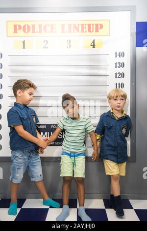 Les petits garçons jouant à la police dans le centre de divertissement. Banque D'Images