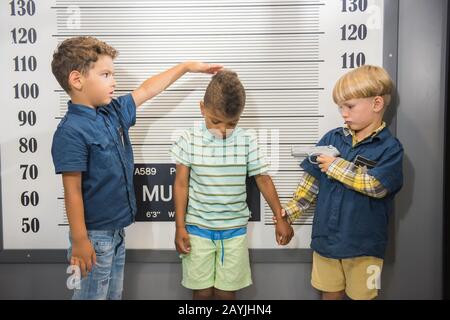 Les petits garçons jouant à la police dans le centre de divertissement. Banque D'Images