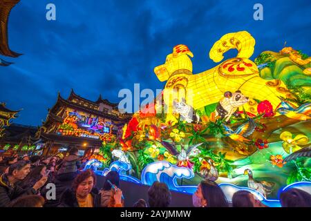 Shanghai, Chine - 14 février 2018 : le célèbre jardin Yu à Shanghai, Chine, un quartier commerçant traditionnel avec bâtiment historique. Banque D'Images