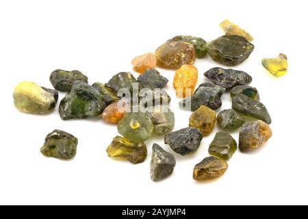 Une collection de saphirs naturels non coupés isolés sur un fond blanc Banque D'Images