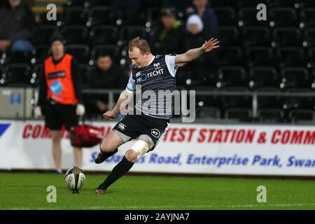 Swansea, Royaume-Uni. 15 février 2020. Luke Price of Ospreys déclenche une conversion. Guinness Pro14 rugby Match, Ospreys / Ulster Rugby au Liberty Stadium de Swansea, Pays de Galles du Sud le samedi 15 février 2020. Pic d'Andrew Orchard, crédit: Andrew Orchard sports photographie/Alay Live News Banque D'Images