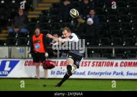 Swansea, Royaume-Uni. 15 février 2020. Luke Price of Ospreys déclenche une conversion. Guinness Pro14 rugby Match, Ospreys / Ulster Rugby au Liberty Stadium de Swansea, Pays de Galles du Sud le samedi 15 février 2020. Pic d'Andrew Orchard, crédit: Andrew Orchard sports photographie/Alay Live News Banque D'Images