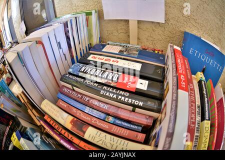 Livres donnés à vendre dans une bibliothèque par épaisseur de pouce plutôt que par le livre, 50 cents par pouce Banque D'Images