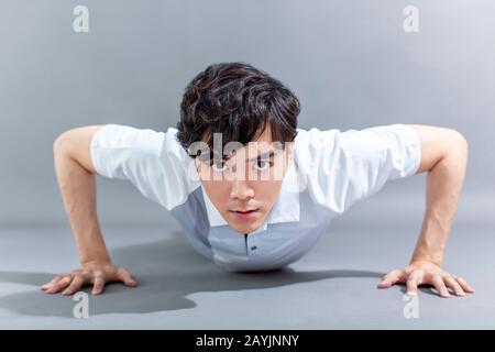 Portrait de l'homme de fitness asiatique faisant des pousser Banque D'Images