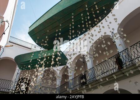 Crânes en verre accrochés sur des cordes dans la cour du Museo de los Pintores Oaxaquenos à Oaxaca, au Mexique. Banque D'Images