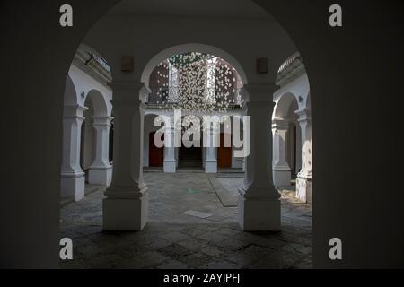 Crânes en verre accrochés sur des cordes dans la cour du Museo de los Pintores Oaxaquenos à Oaxaca, au Mexique. Banque D'Images