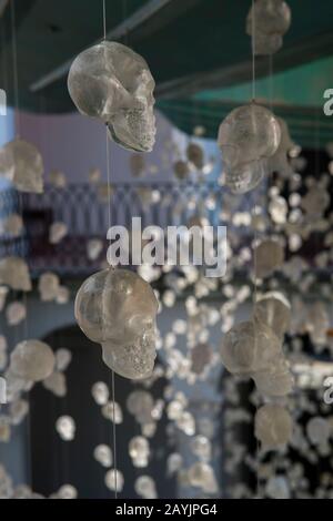 Crânes en verre accrochés sur des cordes dans la cour du Museo de los Pintores Oaxaquenos à Oaxaca, au Mexique. Banque D'Images