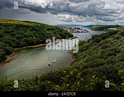 La promenade Hall relie Fowey et Polruan en Cornouailles et est d'une beauté exceptionnelle à travers les bois et le ruisseau et englobe les eaux vertes de Pont Pills Banque D'Images