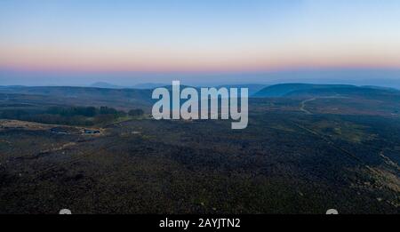 Long Mynd et Pole Cottage au coucher du soleil hazy en hiver - Shropshire au Royaume-Uni Banque D'Images