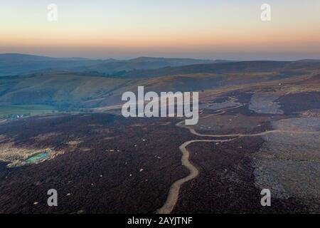 Chemin à travers la magnifique région du moorland en hiver coucher de soleil - long Mynd dans Shropshire, Royaume-Uni Banque D'Images