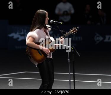 Hempstead, NY - 15 février 2020: AVA Della Pietra chante lors de matchs sémifinaux au tournoi de tennis ATP 250 New York Open 2020 au Nassau Coliseum Banque D'Images