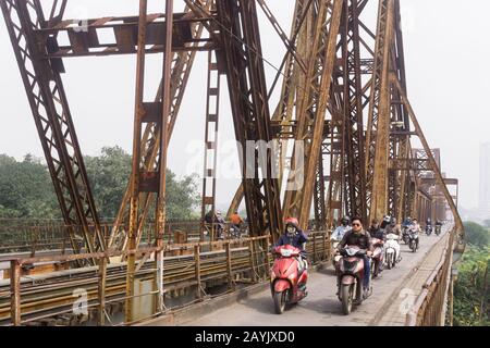 Pont de Hanoi long bien - les Automobilistes franchit le pont historique de long bien à Hanoi, Vietnam, Asie du Sud-est. Banque D'Images