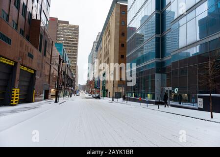 Montréal Québec Canada 12 janvier 2020 : la rue Mansfield est recouverte de neige, les gens descendent sur une route glissante Banque D'Images