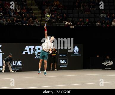 Hempstead, NY - 15 février 2020: Andreas Seppi, d'Italie, sert pendant le match semi-inal contre Jason Jung de Taipei à l'ATP 250 New York Open 2020 tournoi de tennis au Nassau Coliseum, Seppi a remporté le match Banque D'Images