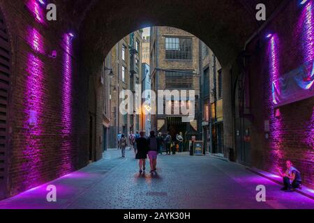 Sous L'Arche De Chemin De Fer, Clink Street, South Bank, Londres, Angleterre Banque D'Images