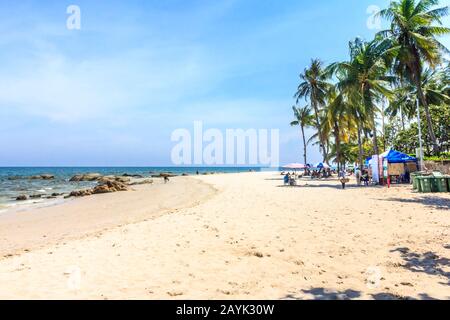 Plage de Hua Hin, Prachuap Khiri Khan, Thaïlande, une journée ensoleillée Banque D'Images