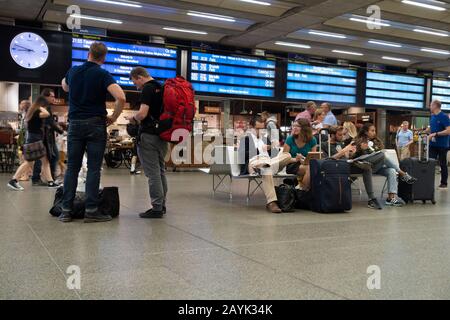 Passagers,Attente,Train,Gare St Pancras,Euston Road,Londres,Angleterre Banque D'Images