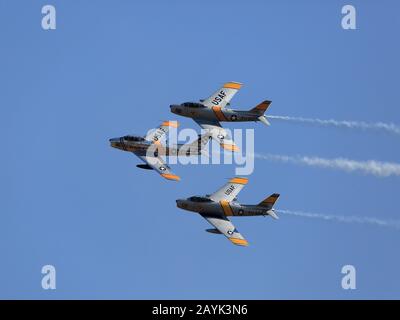 Hillsboro, Oregon États-Unis - 21 août 2014 : trois chasseurs Sabre F-86 de l'armée de l'air des États-Unis en formation étroite contre le ciel bleu Banque D'Images