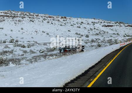 Camion de remorque de transport sur semi-remorque sur les voitures neuves sur la route camion d'accident de camion hors route par temps froid Banque D'Images