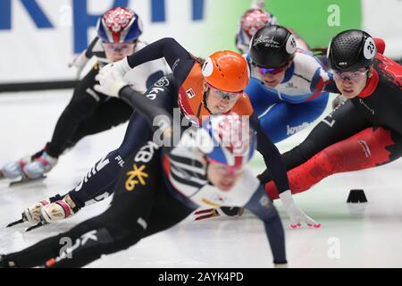 Dordrecht, Pays-Bas. 15 février 2020. Suzanne Schulting (C) des Pays-Bas rivalise pendant la course finale A of Ladies de 1500 mètres au circuit court de la coupe du monde 2019-2020 de l'UIP à Dordrecht, aux Pays-Bas, le 15 février 2020. Crédit: Zheng Huansong/Xinhua/Alay Live News Banque D'Images