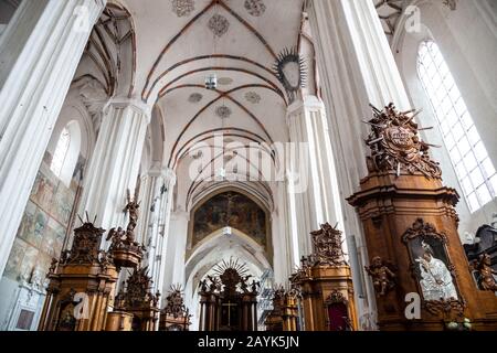 Vilnius, Lituanie - 10 Août 2019 : Intérieur De L'Église Saint François D'Assise Banque D'Images