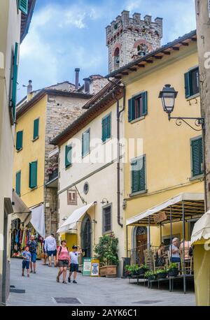 La ville médiévale de Radda in Chianti, caractérisée par des rues étroites et des tours, région du Chianti, Toscane, Italie Banque D'Images