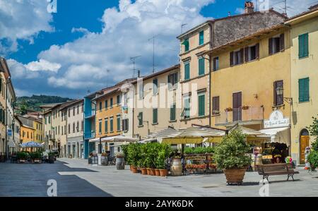 Restaurants en plein air à La Via Bettino Ricasoli dans la ville médiévale de Gaiole in Chianti, région du Chianti, Toscane, Italie Banque D'Images