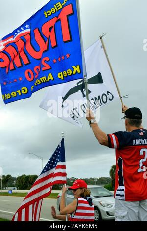 Melbourne, Floride, États-Unis. 15 Février 2020. Alyson Gibb, 17 Ans, De L'École Secondaire West Shore Jr/Sr, A Organisé Un Rassemblement Commémoratif Parkland Le Long De La Chaussée De Melbourne. Arrêt sur le pont de la chaussée Alyson lire les noms des dix-sept personnes qui ont perdu la vie il y a deux ans lors de la fusillade de MSDHS. Les manifestants anti-manifestants qui soutiennent le président Trump ont agité les drapeaux américains et ont marché un long côté et derrière l'autre groupe. Les deux parties se sont respectées en tant qu'observateurs juridiques de l'American civil Liberties Union a surveillé les groupes. Crédit Photo Julian Leek/Alay Live Banque D'Images