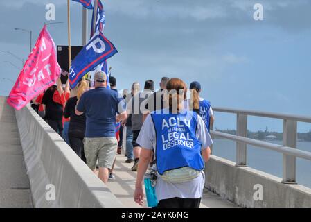 Melbourne, Floride, États-Unis. 15 Février 2020. Alyson Gibb, 17 Ans, De L'École Secondaire West Shore Jr/Sr, A Organisé Un Rassemblement Commémoratif Parkland Le Long De La Chaussée De Melbourne. Arrêt sur le pont de la chaussée Alyson lire les noms des dix-sept personnes qui ont perdu la vie il y a deux ans lors de la fusillade de MSDHS. Les manifestants anti-manifestants qui soutiennent le président Trump ont agité les drapeaux américains et ont marché un long côté et derrière l'autre groupe. Les deux parties se sont respectées en tant qu'observateurs juridiques de l'American civil Liberties Union a surveillé les groupes. Crédit Photo Julian Leek/Alay Live Banque D'Images