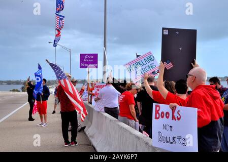 Melbourne, Floride, États-Unis. 15 Février 2020. Alyson Gibb, 17 Ans, De L'École Secondaire West Shore Jr/Sr, A Organisé Un Rassemblement Commémoratif Parkland Le Long De La Chaussée De Melbourne. Arrêt sur le pont de la chaussée Alyson lire les noms des dix-sept personnes qui ont perdu la vie il y a deux ans lors de la fusillade de MSDHS. Les manifestants anti-manifestants qui soutiennent le président Trump ont agité les drapeaux américains et ont marché un long côté et derrière l'autre groupe. Les deux parties se sont respectées en tant qu'observateurs juridiques de l'American civil Liberties Union a surveillé les groupes. Crédit Photo Julian Leek/Alay Live Banque D'Images