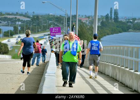 Melbourne, Floride, États-Unis. 15 Février 2020. Alyson Gibb, 17 Ans, De L'École Secondaire West Shore Jr/Sr, A Organisé Un Rassemblement Commémoratif Parkland Le Long De La Chaussée De Melbourne. Arrêt sur le pont de la chaussée Alyson lire les noms des dix-sept personnes qui ont perdu la vie il y a deux ans lors de la fusillade de MSDHS. Les manifestants anti-manifestants qui soutiennent le président Trump ont agité les drapeaux américains et ont marché un long côté et derrière l'autre groupe. Les deux parties se sont respectées en tant qu'observateurs juridiques de l'American civil Liberties Union a surveillé les groupes. Crédit Photo Julian Leek/Alay Live Banque D'Images