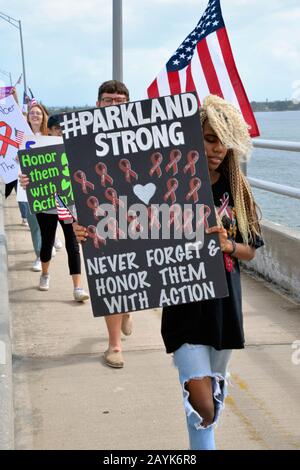 Melbourne, Floride, États-Unis. 15 Février 2020. Alyson Gibb, 17 Ans, De L'École Secondaire West Shore Jr/Sr, A Organisé Un Rassemblement Commémoratif Parkland Le Long De La Chaussée De Melbourne. Arrêt sur le pont de la chaussée Alyson lire les noms des dix-sept personnes qui ont perdu la vie il y a deux ans lors de la fusillade de MSDHS. Les manifestants anti-manifestants qui soutiennent le président Trump ont agité les drapeaux américains et ont marché un long côté et derrière l'autre groupe. Les deux parties se sont respectées en tant qu'observateurs juridiques de l'American civil Liberties Union a surveillé les groupes. Crédit Photo Julian Leek/Alay Live Banque D'Images
