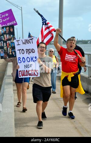 Melbourne, Floride, États-Unis. 15 Février 2020. Alyson Gibb, 17 Ans, De L'École Secondaire West Shore Jr/Sr, A Organisé Un Rassemblement Commémoratif Parkland Le Long De La Chaussée De Melbourne. Arrêt sur le pont de la chaussée Alyson lire les noms des dix-sept personnes qui ont perdu la vie il y a deux ans lors de la fusillade de MSDHS. Les manifestants anti-manifestants qui soutiennent le président Trump ont agité les drapeaux américains et ont marché un long côté et derrière l'autre groupe. Les deux parties se sont respectées en tant qu'observateurs juridiques de l'American civil Liberties Union a surveillé les groupes. Crédit Photo Julian Leek/Alay Live Banque D'Images