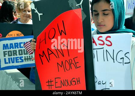 Melbourne, Floride, États-Unis. 15 Février 2020. Alyson Gibb, 17 Ans, De L'École Secondaire West Shore Jr/Sr, A Organisé Un Rassemblement Commémoratif Parkland Le Long De La Chaussée De Melbourne. Arrêt sur le pont de la chaussée Alyson lire les noms des dix-sept personnes qui ont perdu la vie il y a deux ans lors de la fusillade de MSDHS. Les manifestants anti-manifestants qui soutiennent le président Trump ont agité les drapeaux américains et ont marché un long côté et derrière l'autre groupe. Les deux parties se sont respectées en tant qu'observateurs juridiques de l'American civil Liberties Union a surveillé les groupes. Crédit Photo Julian Leek/Alay Live Banque D'Images