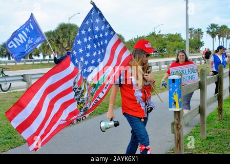 Melbourne, Floride, États-Unis. 15 Février 2020. Alyson Gibb, 17 Ans, De L'École Secondaire West Shore Jr/Sr, A Organisé Un Rassemblement Commémoratif Parkland Le Long De La Chaussée De Melbourne. Arrêt sur le pont de la chaussée Alyson lire les noms des dix-sept personnes qui ont perdu la vie il y a deux ans lors de la fusillade de MSDHS. Les manifestants anti-manifestants qui soutiennent le président Trump ont agité les drapeaux américains et ont marché un long côté et derrière l'autre groupe. Les deux parties se sont respectées en tant qu'observateurs juridiques de l'American civil Liberties Union a surveillé les groupes. Crédit Photo Julian Leek/Alay Live Banque D'Images