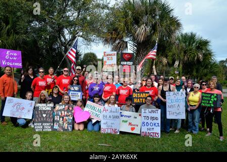 Melbourne, Floride, États-Unis. 15 Février 2020. Alyson Gibb, 17 Ans, De L'École Secondaire West Shore Jr/Sr, A Organisé Un Rassemblement Commémoratif Parkland Le Long De La Chaussée De Melbourne. Arrêt sur le pont de la chaussée Alyson lire les noms des dix-sept personnes qui ont perdu la vie il y a deux ans lors de la fusillade de MSDHS. Les manifestants anti-manifestants qui soutiennent le président Trump ont agité les drapeaux américains et ont marché un long côté et derrière l'autre groupe. Les deux parties se sont respectées en tant qu'observateurs juridiques de l'American civil Liberties Union a surveillé les groupes. Crédit Photo Julian Leek/Alay Live Banque D'Images