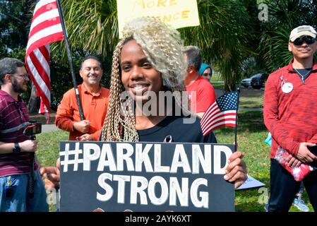 Melbourne, Floride, États-Unis. 15 Février 2020. Alyson Gibb, 17 Ans, De L'École Secondaire West Shore Jr/Sr, A Organisé Un Rassemblement Commémoratif Parkland Le Long De La Chaussée De Melbourne. Arrêt sur le pont de la chaussée Alyson lire les noms des dix-sept personnes qui ont perdu la vie il y a deux ans lors de la fusillade de MSDHS. Les manifestants anti-manifestants qui soutiennent le président Trump ont agité les drapeaux américains et ont marché un long côté et derrière l'autre groupe. Les deux parties se sont respectées en tant qu'observateurs juridiques de l'American civil Liberties Union a surveillé les groupes. Crédit Photo Julian Leek/Alay Live Banque D'Images