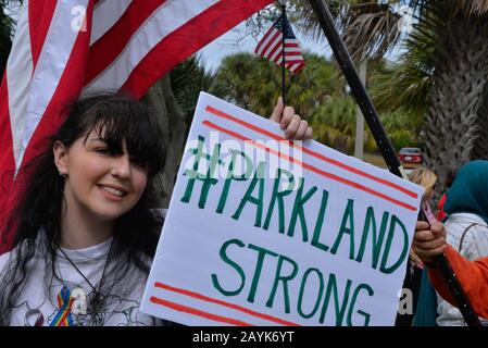 Melbourne, Floride, États-Unis. 15 Février 2020. Alyson Gibb, 17 Ans, De L'École Secondaire West Shore Jr/Sr, A Organisé Un Rassemblement Commémoratif Parkland Le Long De La Chaussée De Melbourne. Arrêt sur le pont de la chaussée Alyson lire les noms des dix-sept personnes qui ont perdu la vie il y a deux ans lors de la fusillade de MSDHS. Les manifestants anti-manifestants qui soutiennent le président Trump ont agité les drapeaux américains et ont marché un long côté et derrière l'autre groupe. Les deux parties se sont respectées en tant qu'observateurs juridiques de l'American civil Liberties Union a surveillé les groupes. Crédit Photo Julian Leek/Alay Live Banque D'Images