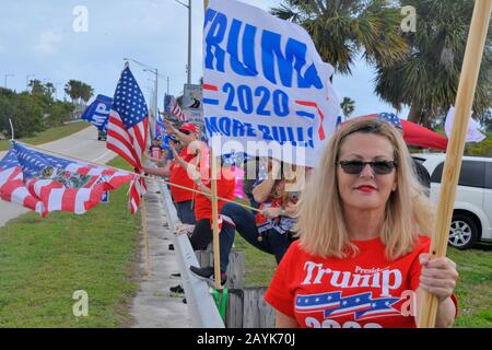 Melbourne, Floride, États-Unis. 15 Février 2020. Alyson Gibb, 17 Ans, De L'École Secondaire West Shore Jr/Sr, A Organisé Un Rassemblement Commémoratif Parkland Le Long De La Chaussée De Melbourne. Arrêt sur le pont de la chaussée Alyson lire les noms des dix-sept personnes qui ont perdu la vie il y a deux ans lors de la fusillade de MSDHS. Les manifestants anti-manifestants qui soutiennent le président Trump ont agité les drapeaux américains et ont marché un long côté et derrière l'autre groupe. Les deux parties se sont respectées en tant qu'observateurs juridiques de l'American civil Liberties Union a surveillé les groupes. Crédit Photo Julian Leek/Alay Live Banque D'Images