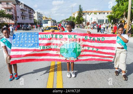 Miami Florida,North Miami,Winternational Thanksgiving Day Parade,ne 125th Street,fête locale,Black Student Students Girl Scouts,bannière,FL1011290 Banque D'Images