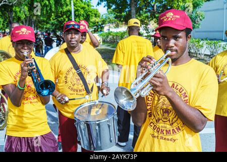 Miami Florida,North Miami,Winternational Thanksgiving Day Parade,ne 125th Street,local Celebration,Black man hommes,groupe d'anciens, trompette,FL101129015 Banque D'Images