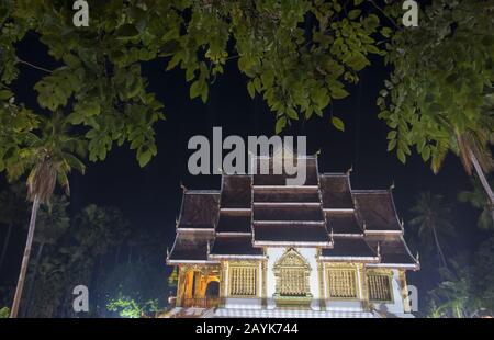 Vue Nocturne Du Palais Royal Impérial Ou De Haw Kham À Luang Prabang, Laos Banque D'Images