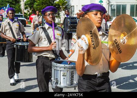 Miami Florida,North Miami,Winternational Thanksgiving Day Parade,ne 125th Street,local Celebration,Black Student Students Marching,Drum corp,beret,cym Banque D'Images