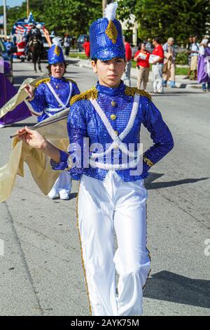 Miami Florida,North Miami,Winternational Thanksgiving Day Parade,ne 125th Street,fête locale,étudiants en marche,costume,drapeau corps,Hispan Banque D'Images